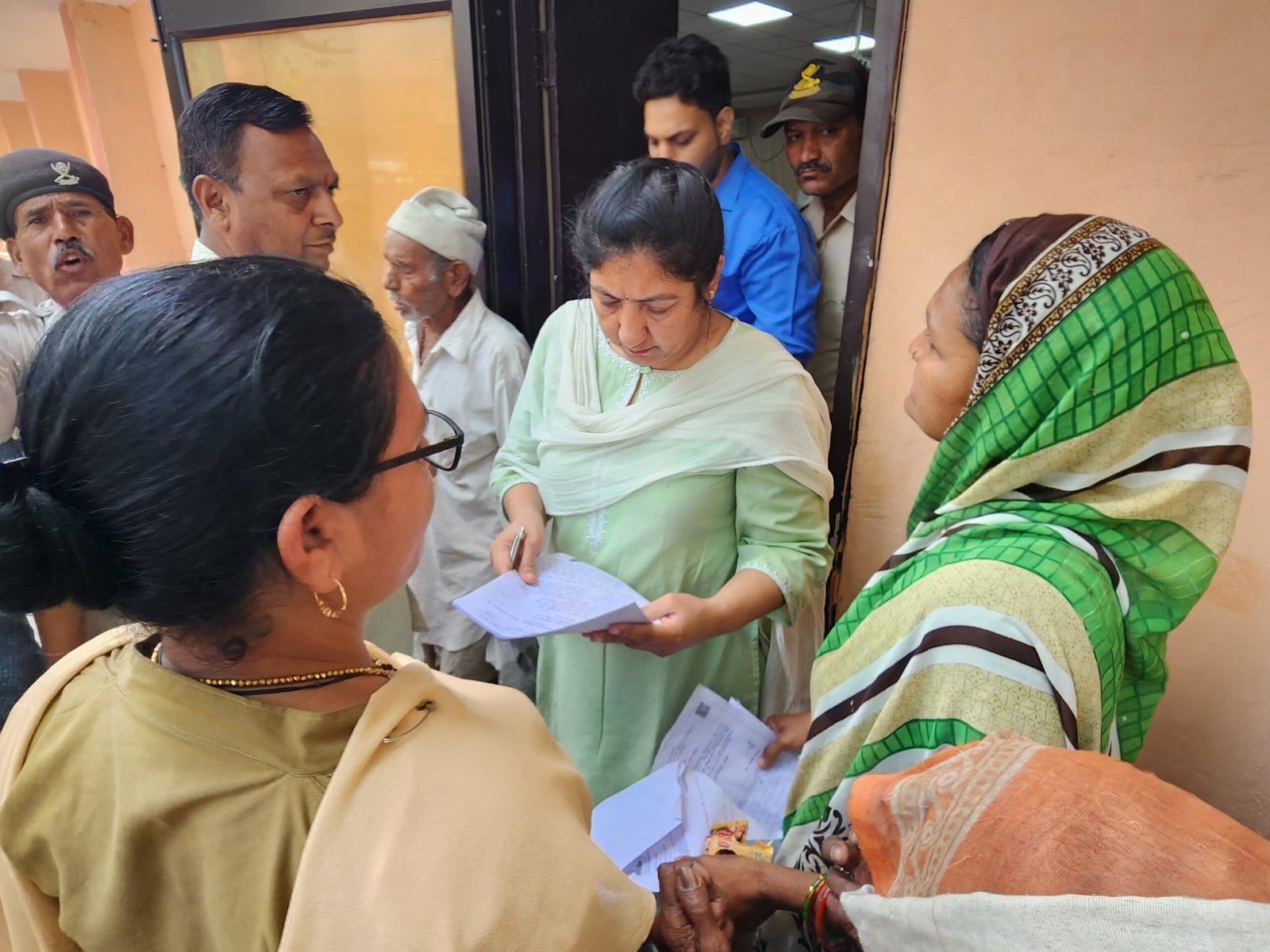 Ranjana Yadav; Tehsildar; Chhatarpur; Sahara Samachaar;