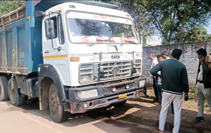 ओवरलोडिंग दो हाईवा को आरटीओ संभागीय फ्लाइग टीम ने दबोचा.