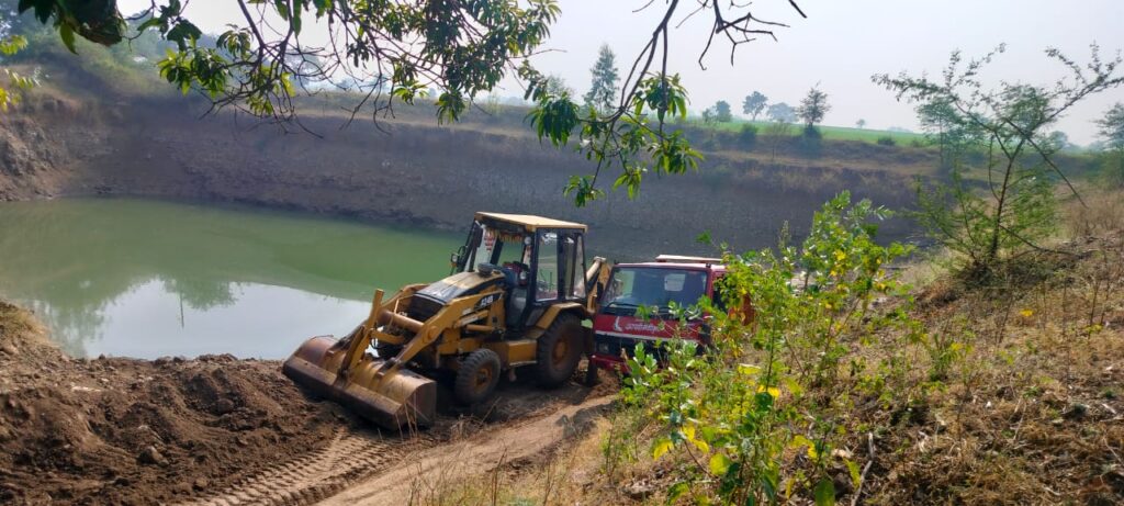 अवैध उत्खनन परिवहन कर, सड़क के भरे जा रहे हैं शोल्डर