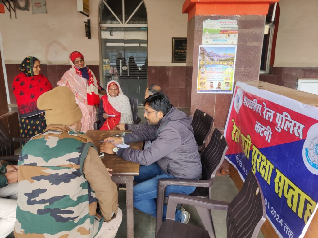 शासकीय डॉक्टरो ने रेलवे स्टेशन पर किया जीआरपी आरपीएफ एवं यात्रियों का स्वास्थ्य परीक्षण