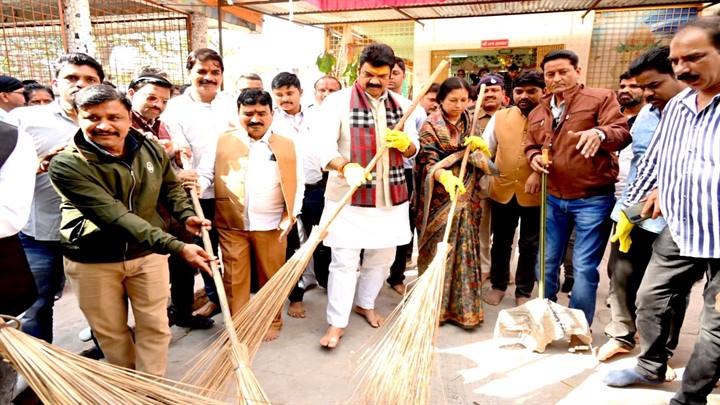 भूतेश्वर मंदिर पहुंचे खाद्य एवं नागरिक आपूर्ति मंत्री, झाडू लगाकर दिया स्वच्छता का संदेश