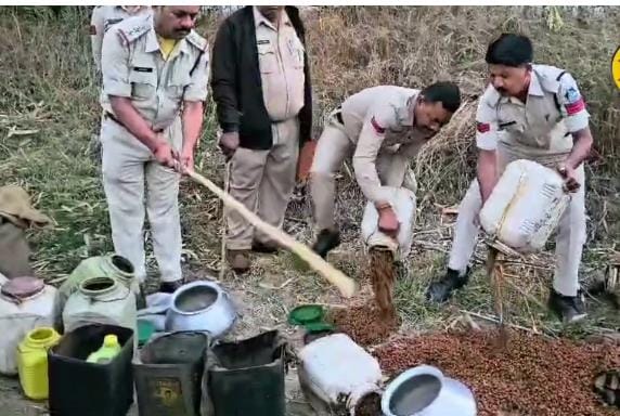 बहोरीबंद बाकल क्षेत्र में अवैध शराब जप्त महुआ लाहन की हुई कार्यवाही अवैध शराब बेचने वालों के हौसलIl