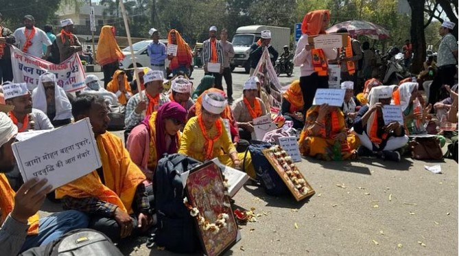 पदवृद्धि की मांग को लेकर चयनित शिक्षकों का प्रदर्शन, भाजपा कार्यालय के बाहर बैठ सुंदरकांड का पाठ किया