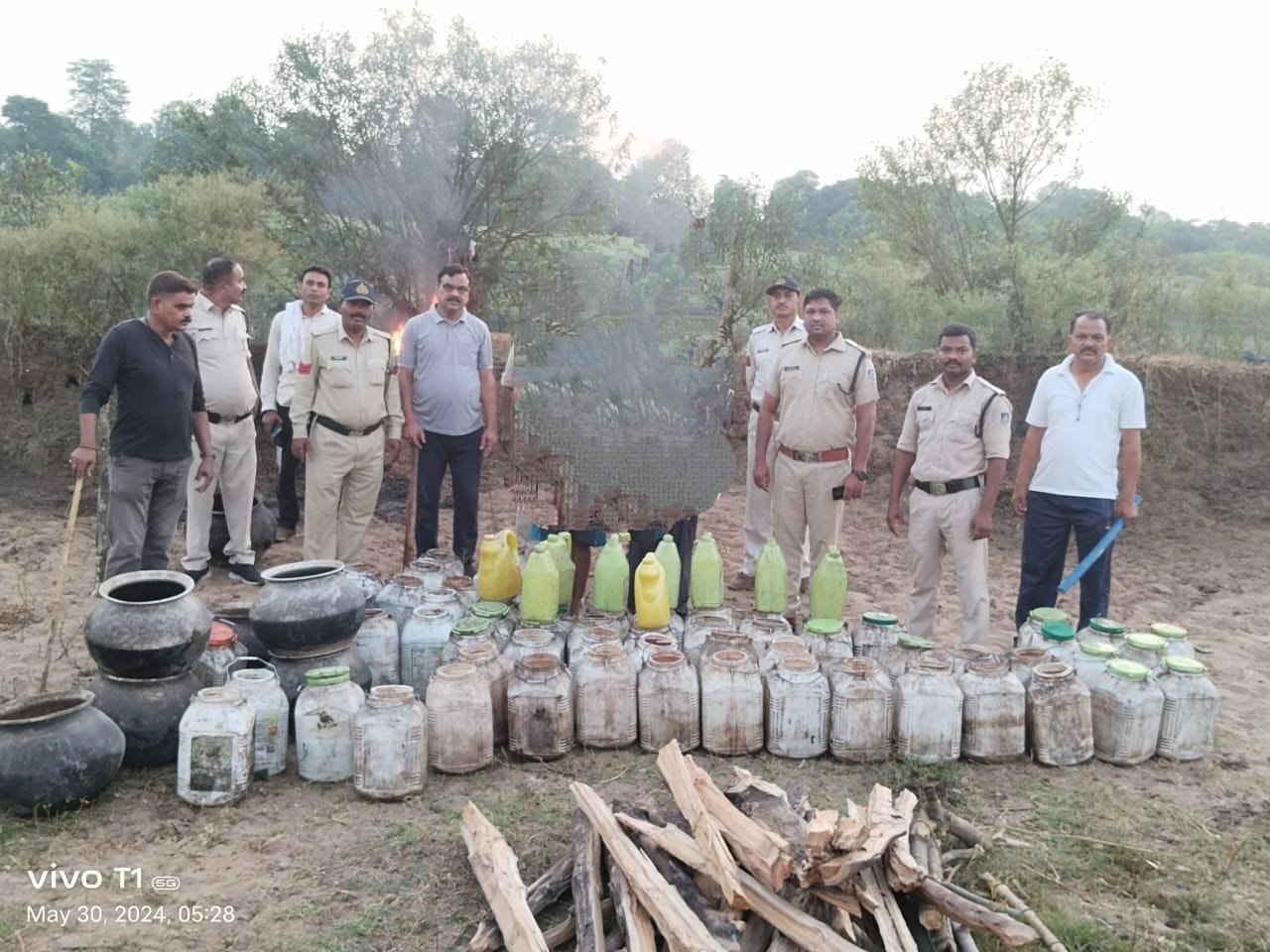 Maharajpur police station took action against the manufacture of liquor.
