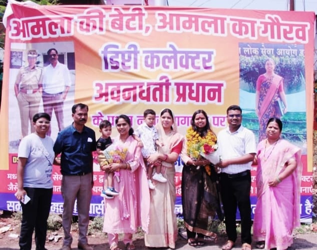 Newly selected Deputy Collector Avadhati Pradhan received a grand welcome on her arrival in the city