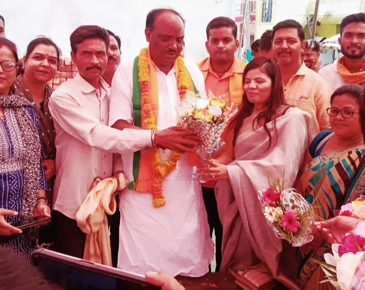 Social media warriors felicitated Union Minister of State DD Uikey