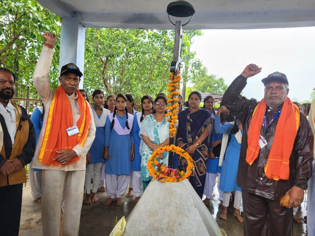 BJP Nagar Mandal Amla paid tribute to the martyrs on Kargil Vijay Diwas.