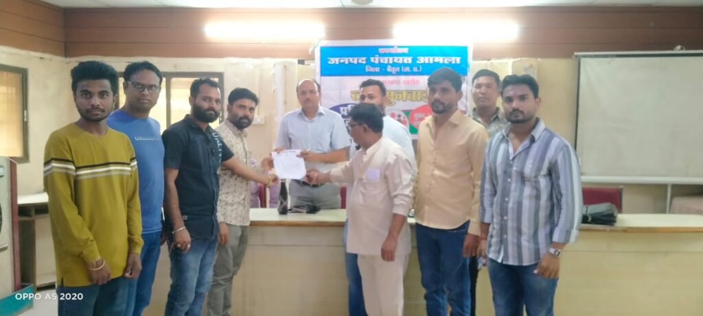 Government Ambedkar College: Youth Congress Amla submitted a memorandum