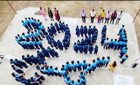 school children took the oath of cleanliness by forming a human chain.