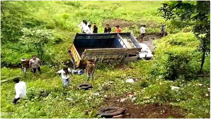 Horrific accident, pickup full of 50 laborers fell into 60 feet deep ditch, 3 dead, many serious