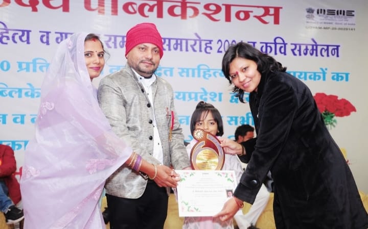 Amla's teacher Haridas Barode (Dr. Hariprem Mehra) was honored on the Mathura stage.