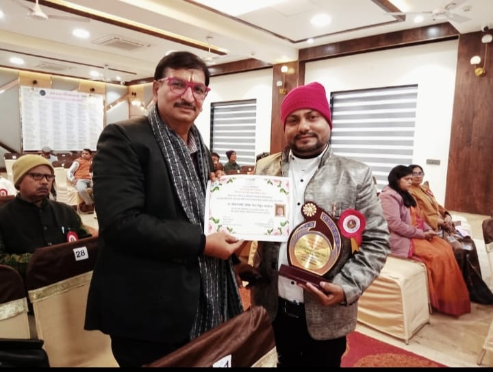 Amla's teacher Haridas Barode (Dr. Hariprem Mehra) was honored on the Mathura stage.