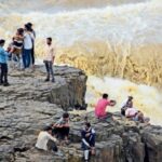 सेल्फी के चक्कर में मौत से खेल, प्रशासन बना मूकदर्शक