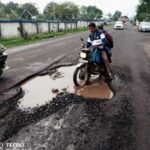आमला बोडखी सड़क समस्या को लेकर सौपा ज्ञापन, सांसद से सड़क सुधार की मांग ।