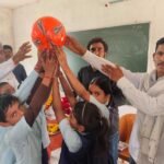 फुटबॉल और बल्ला पाकर बोले बच्चे हाथी घोड़ा पालकी जय कन्हैयालाल की