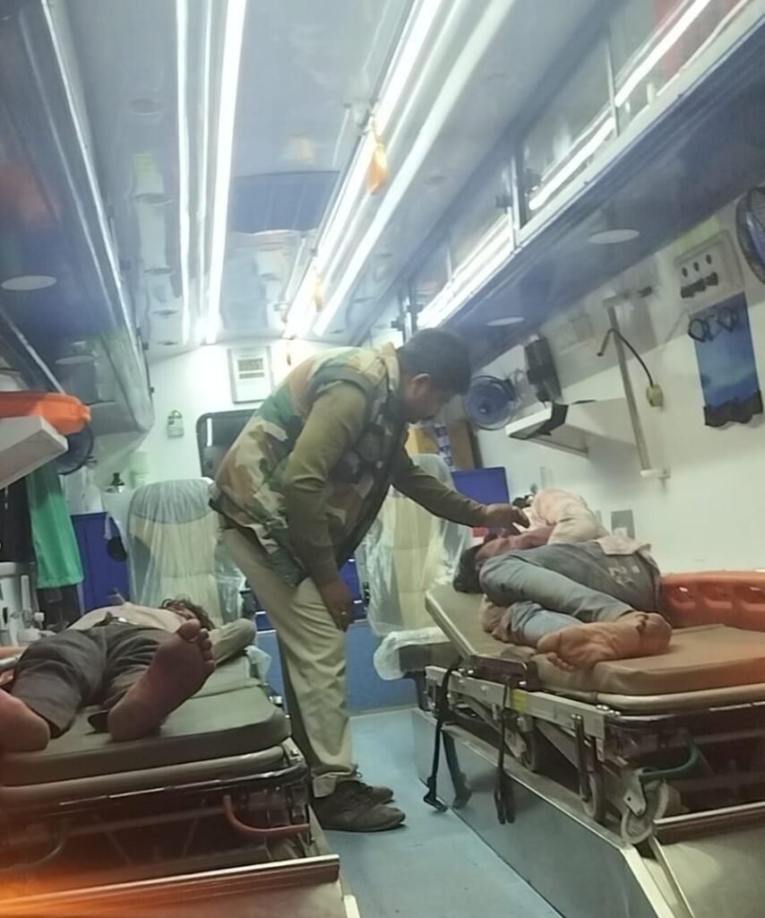 पिकअप वाहन को बचाने के प्रयास में ट्रक पलटा, संभागीय परिवहन उड़नदस्ता की तत्परता से चालक-परिचालक को सुरक्षित अस्पताल पहुंचाया 2 WhatsApp Image 2026 03 08 at 16.13.57