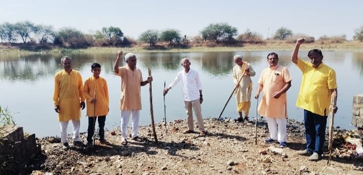 साईखेड़ा तालाब को साफ सुथरा, जलमग्न करने गायत्री परिवार ने छेड़ा अभियान ।