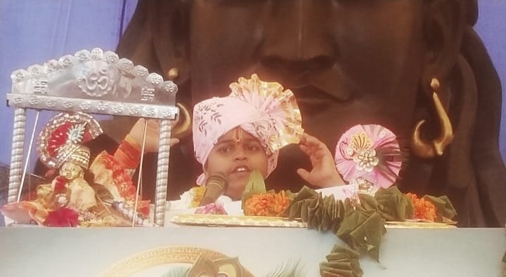 बाल व्यास चैतन्य पुरी गोस्वामीजी के मुखार बिंद से हो रहा कथा का वाचन, बड़ी संख्या में पहुंच रहे लोग