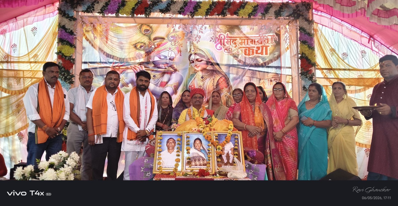 भागवत कथा में पहुंचे नपा अध्यक्ष नितिन गाडरे, परिवार संग किया कथा श्रवण।