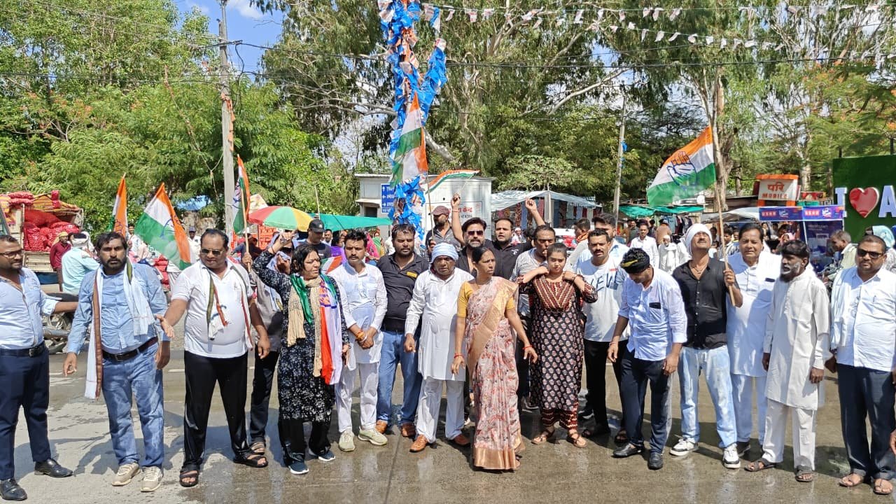 आमला में चुनाव आयुक्त का पुतला फूंका, कांग्रेस ने निकाली शव यात्रा, निलंबन की मांग ।