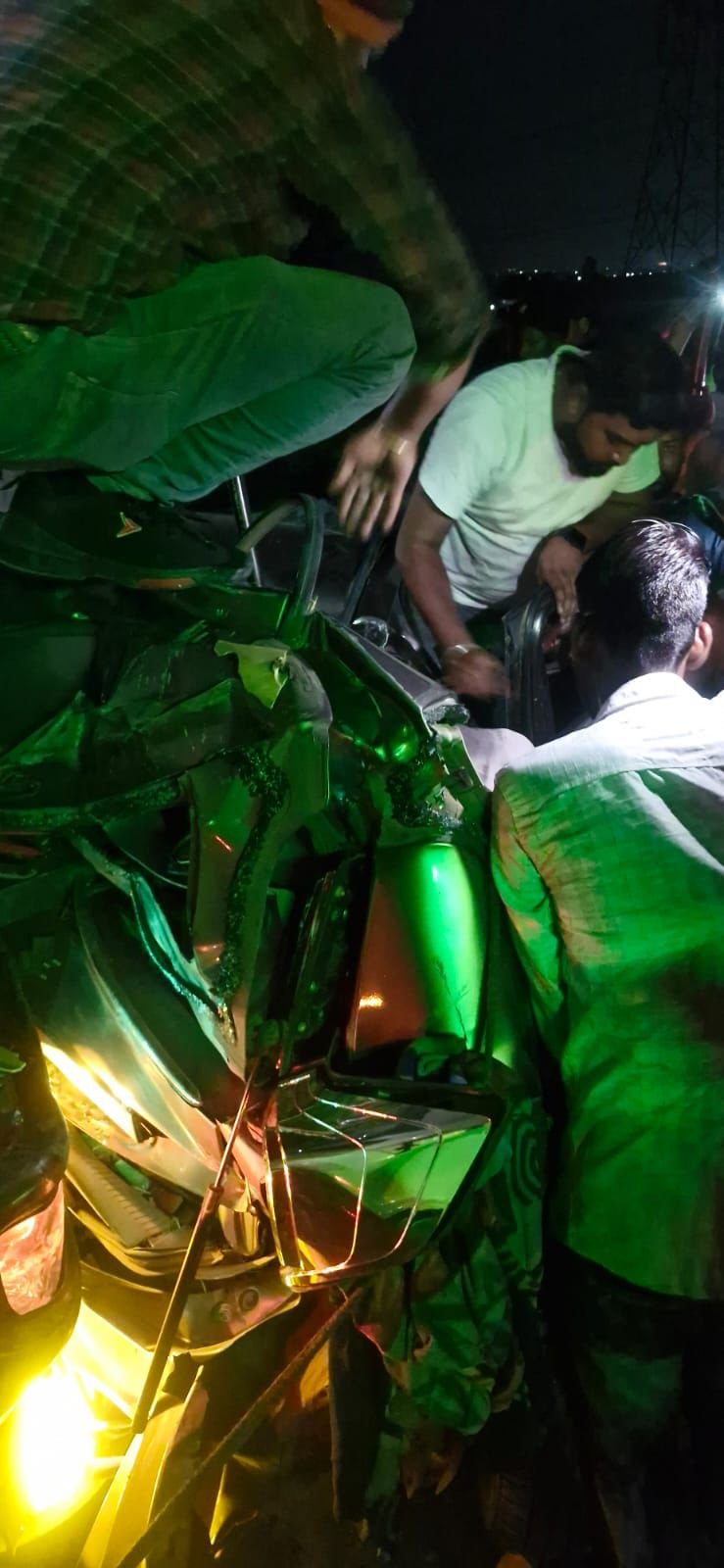 बरेला एक्सीडेंट : सगाई से लौट रहे परिवार की कार ट्राला से टकराई, एक की मौत, पांच घायल
