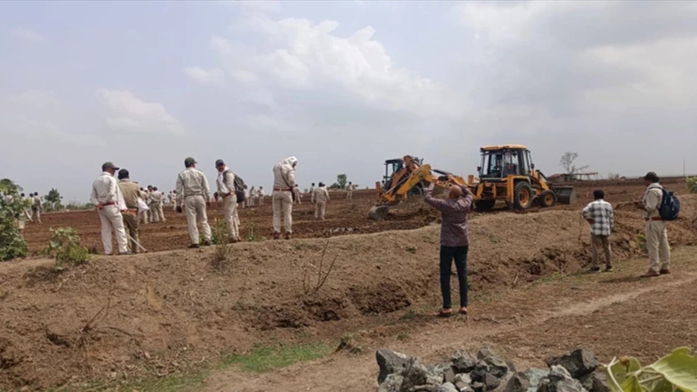 देवास जिले में अतिक्रमण हटाने गई वन विभाग की टीम को 100 से ज्यादा लोगों ने घेरकर किया पथराव, वाहनों में तोड़फोड़