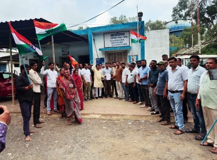स्मार्ट मीटर लगाने का विरोध, कांग्रेस ने सहायक अभियंता को सौंपा ज्ञापन ।