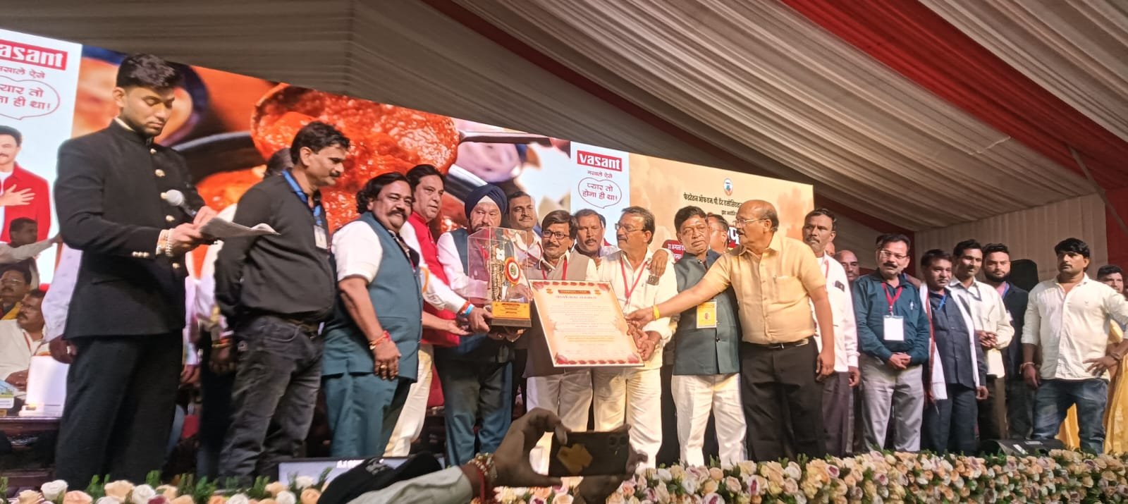संस्कारधानी की पहली मटकी संयुक्त मांझी व्यायाम शाला के गोविंदाओं ने फोड़ी