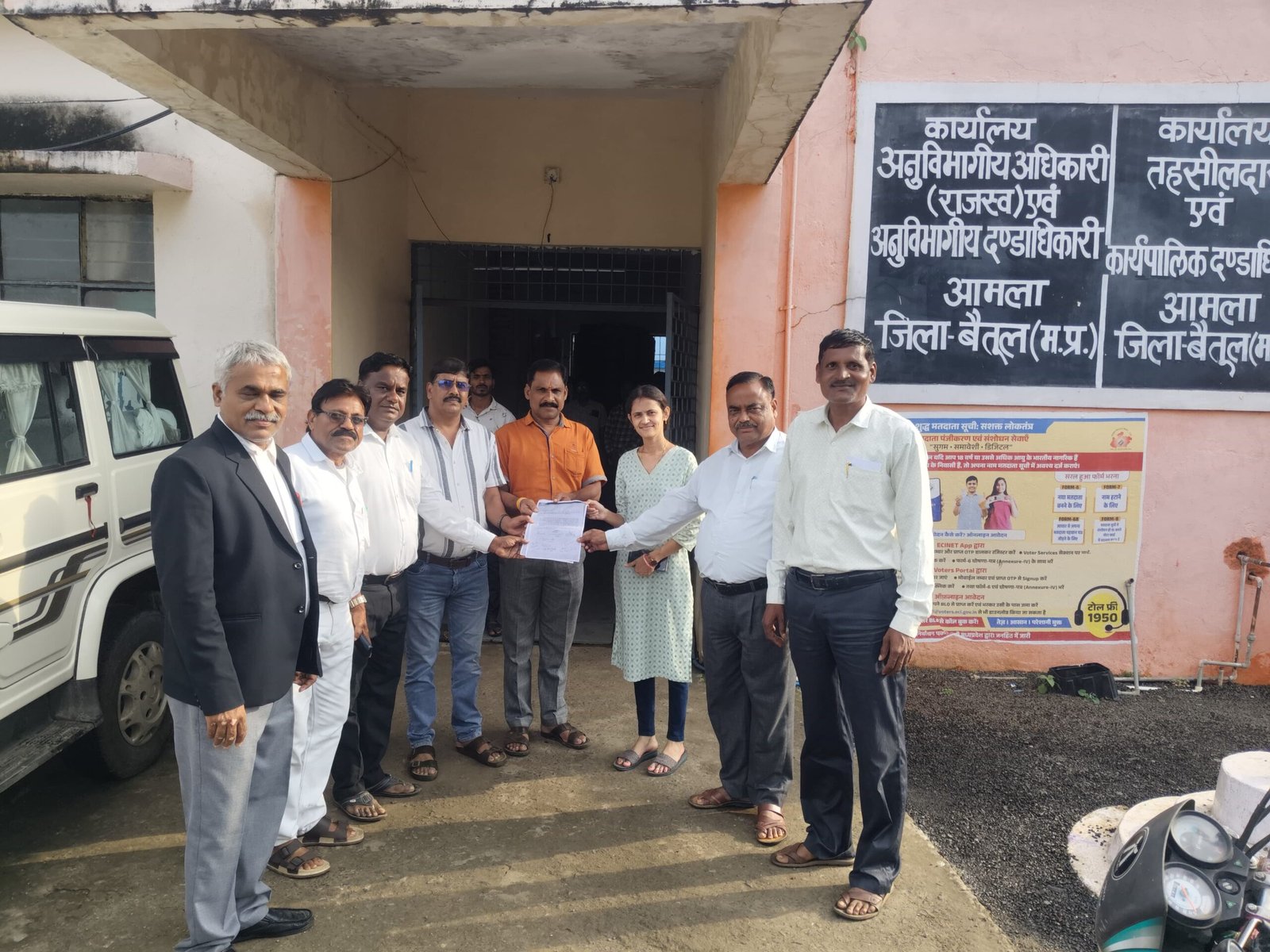 अधूरा सड़क निर्माण बना परेशानी का सबब, जान जोखिम में डालकर आवागमन को मजबूर ग्रामीण।